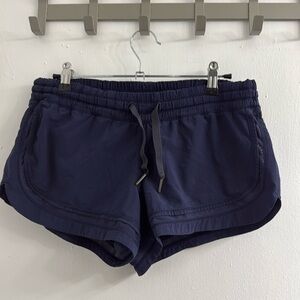 Lululemon low rise short 2.5” size 6